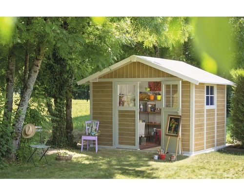 Gartenhaus mit geöffneten Türen, Staffelei und Kunstbedarf im Garten