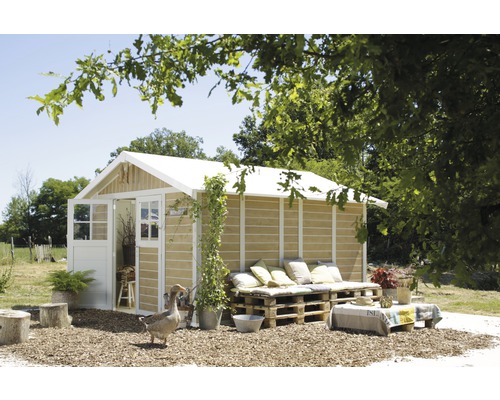 Abri de jardin avec coin salon en palettes et une oie dans le jardin