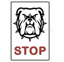 Panneau avec bouledogue et le mot Stop