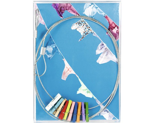 Corde à linge avec pinces à linge et pièces de linge