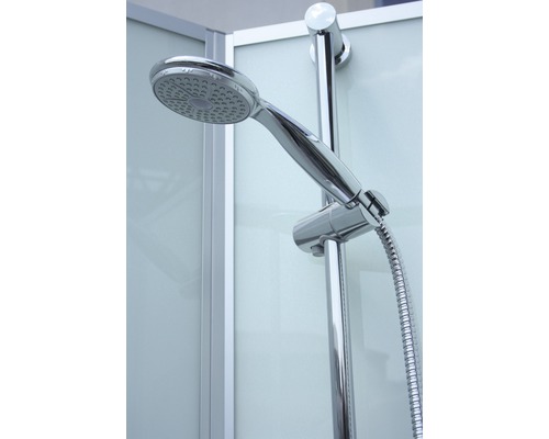 Duschkopf mit Brausestange und Schlauch im Badezimmer