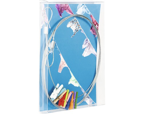 Ensemble décoratif avec guirlande de fanions, pinces à linge et câble en acier dans une boîte en acrylique