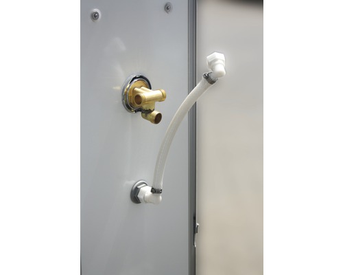 Wasseranschluss und Schlauch an einer Duschwand