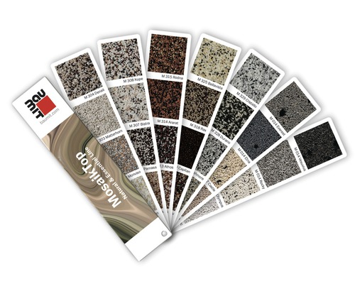 Eventail de couleurs Baumit MosaikTop avec différents échantillons d''enduits en pierre naturelle