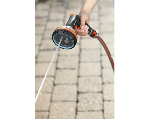 Tuyau d''arrosage avec tête d''arrosage dans la main