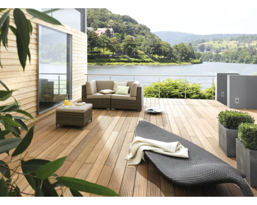 Terrasse mit Lounge Möbeln und Seeblick