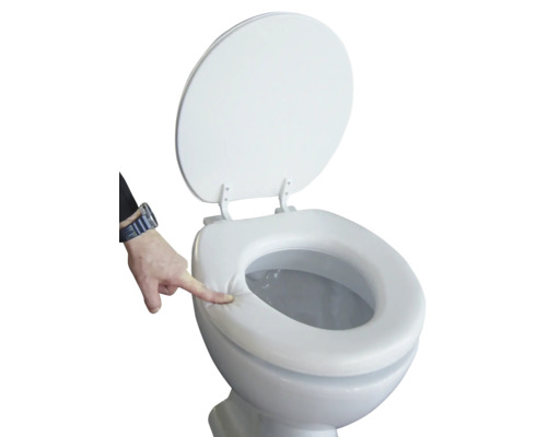 Toilettensitz mit Zeigefinger zur Demonstration der Polsterung