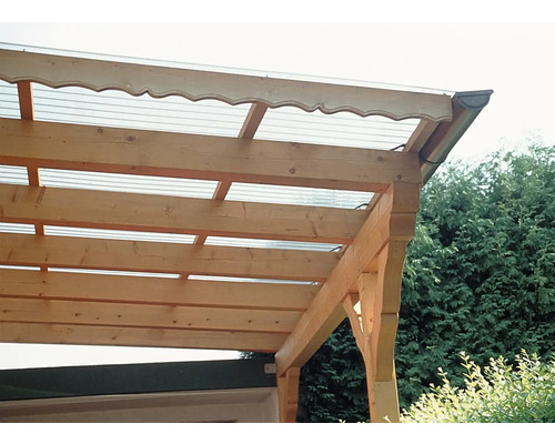 Vue détaillée d''une pergola en bois avec toit transparent et gouttière