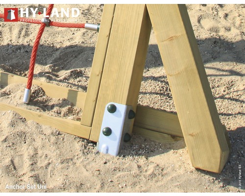 Detailansicht eines Spielplatzankers aus Metall, der an einer Holzkonstruktion befestigt ist