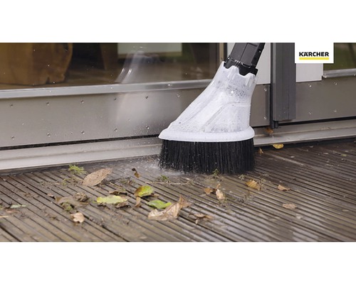 Logo Kärcher. Brosse pour nettoyeur haute pression en utilisation sur une terrasse.