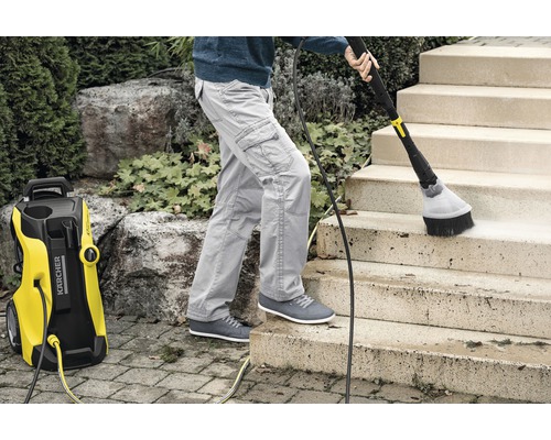 Personne nettoyant un escalier avec un nettoyeur haute pression Kärcher