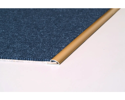 Detailansicht einer Teppichkante mit Übergangsprofil