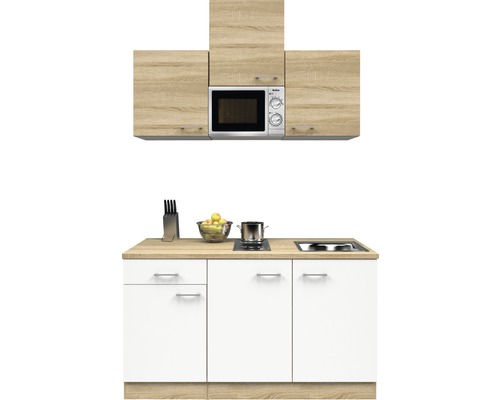 Küchenzeile mit Mikrowelle, Spüle, Kochfeld und Schränken in Holzoptik und Weiss