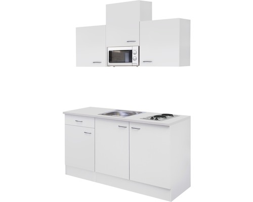 Weisse Küchenzeile mit Spüle, Kochfeld, Mikrowelle und Hängeschränken.