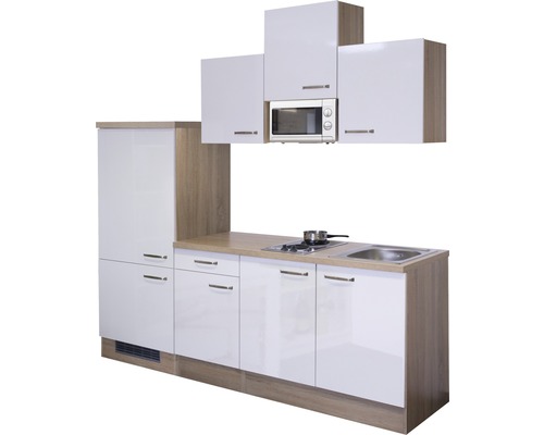 Küchenzeile mit Spüle, Kochfeld, Mikrowelle und Schränken