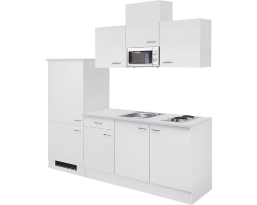 Cuisine blanche avec éléments hauts, micro-ondes, évier et plaque de cuisson