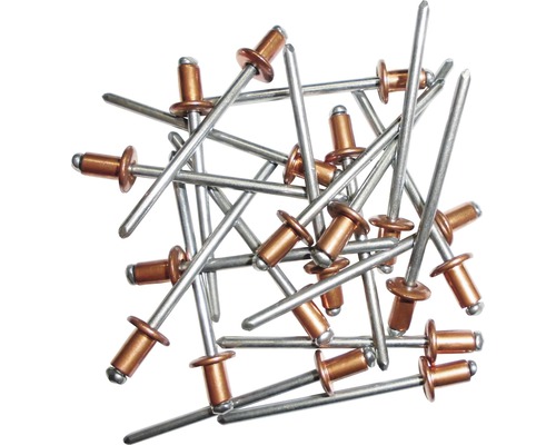 Mehrere Blindnieten aus Metall liegen übereinander.