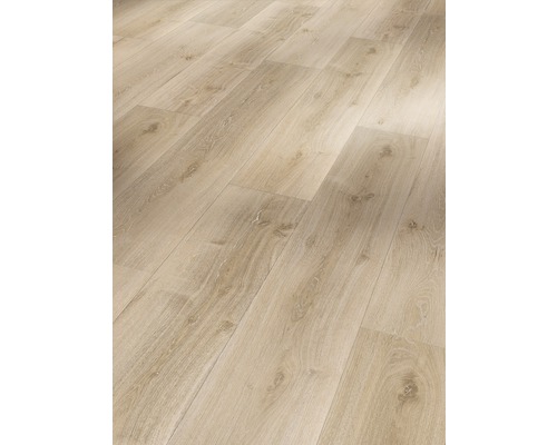 Heller Laminatboden mit Holzoptik