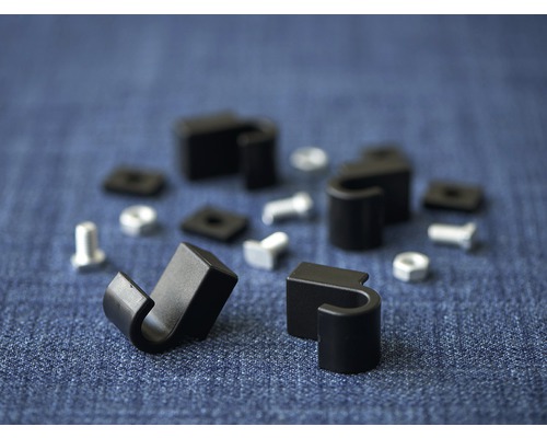 Schwarze Montageelemente mit Schrauben und Muttern