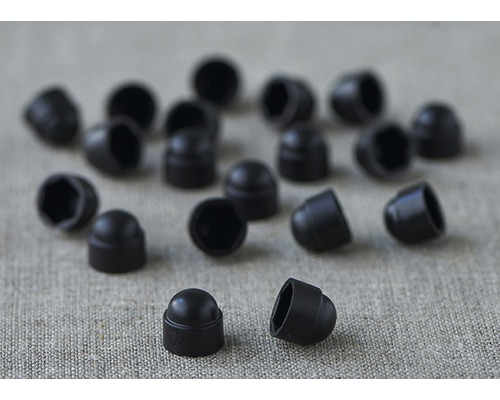 Plusieurs capuchons en plastique pour recouvrir les vis