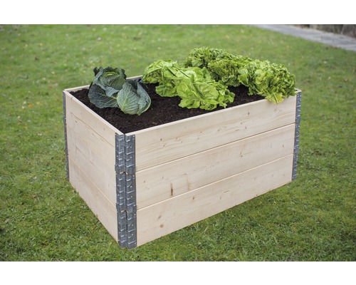 Jardinière surélevée en bois plantée de salade et de chou