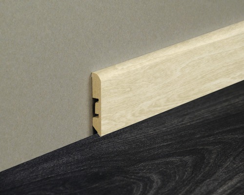 Plinthe en bois fixée au mur et au sol