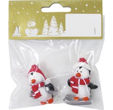 Zwei Pinguinfiguren mit Mütze und Schal als Weihnachtsdekoration in Verpackung
