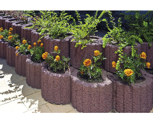 Rangée de pierres à plantes avec des fleurs et des plantes pour l''aménagement paysager