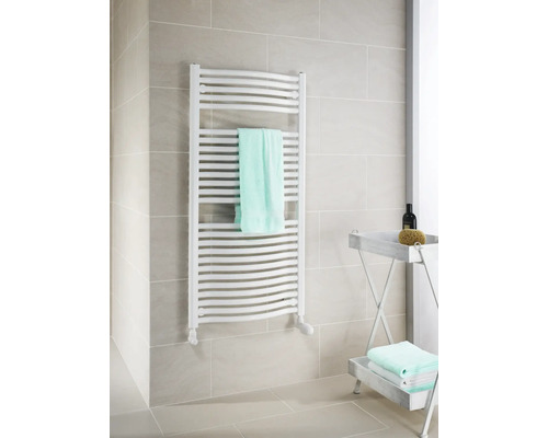 Salle de bains avec sèche-serviettes blanc et serviette vert clair