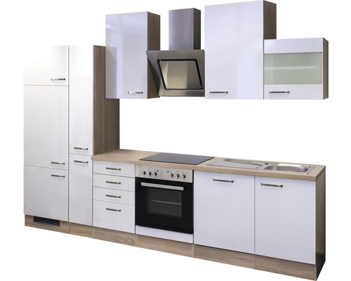 Cuisine intégrée avec armoires hautes, armoires suspendues, hotte aspirante, évier et plaque de cuisson