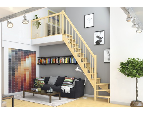 Wohnzimmer mit Holztreppe zum oberen Stockwerk und Bücherregal über dem Sofa