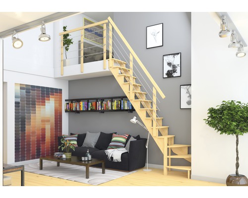 Salon lumineux avec escalier en bois, canapé, bibliothèque et décoration