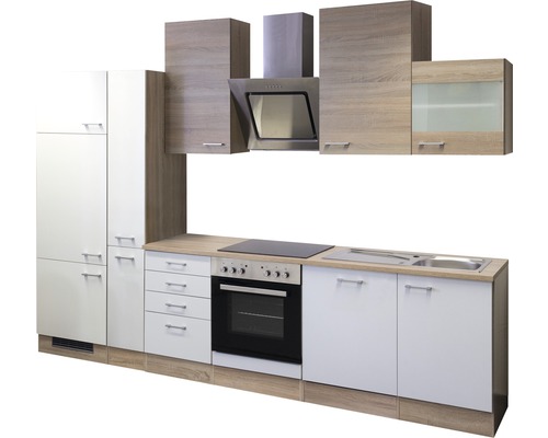 Cuisine intégrée avec appareils électriques, plan de travail, évier et hotte aspirante