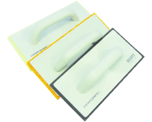 Trois truelles à éponge avec poignée