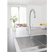 Spültischarmatur und Spüle aus Edelstahl in einer hellen Küche.