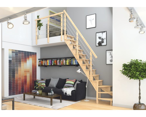 Espace de vie avec escalier en bois, bibliothèque et coin salon