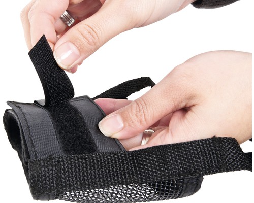 Anwender befestigt einen schwarzen Knöchelriemen mit Klettverschluss