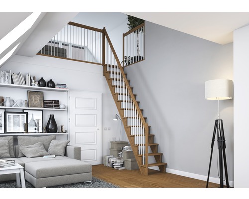 Escalier en bois dans un salon avec canapé et bibliothèque