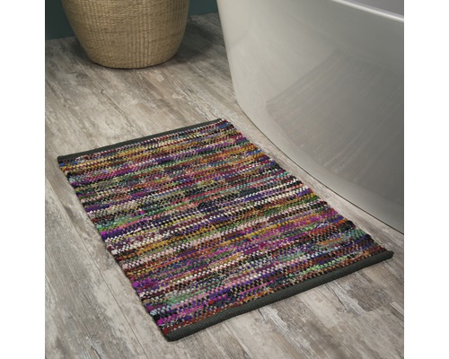 Rechteckiger Teppich aus Stoffstreifen im Badezimmer