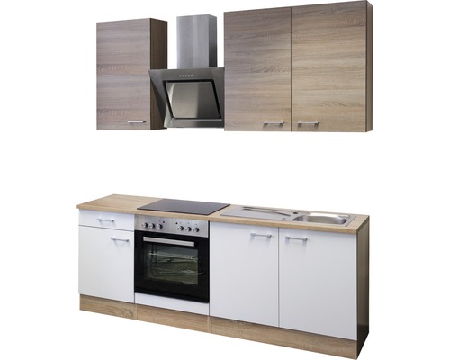 Küchenzeile mit Hängeschränken, Dunstabzugshaube, Herd, Spüle und Unterschränken.