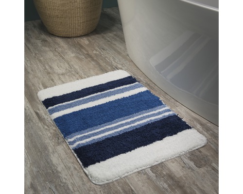 Tapis de bain à rayures sur plancher en bois
