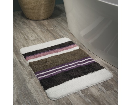 Tapis de bain rayé en textile devant une baignoire