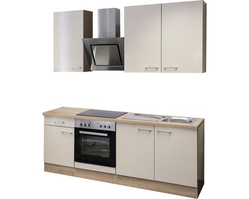 Küchenzeile mit Hängeschränken, Dunstabzugshaube, Herd und Spüle.