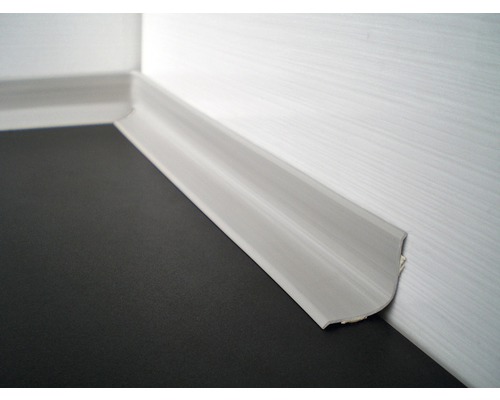 Plinthe en plastique au mur