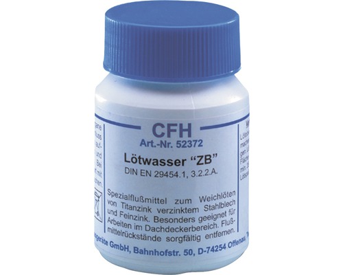 Eau de brasage dans une bouteille en plastique avec bouchon bleu