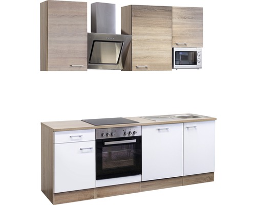 Cuisine équipée complète avec éléments hauts, hotte aspirante, cuisinière, évier et micro-ondes.