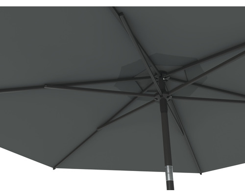 Vue détaillée d''un parasol ouvert avec baleines et mât