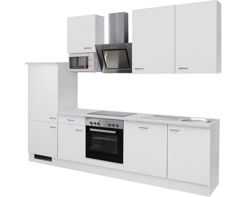 Weisse Küchenzeile mit Hängeschränken, Dunstabzugshaube, Mikrowelle, Herd und Spüle