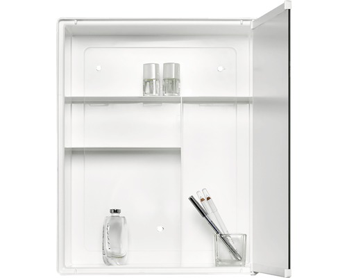 Armoire de toilette blanche ouverte avec deux étagères en verre et divers accessoires de salle de bain