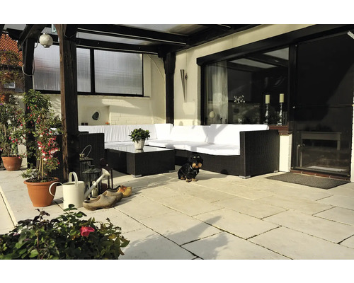 Terrasse avec salon de jardin, pots de fleurs et décorations